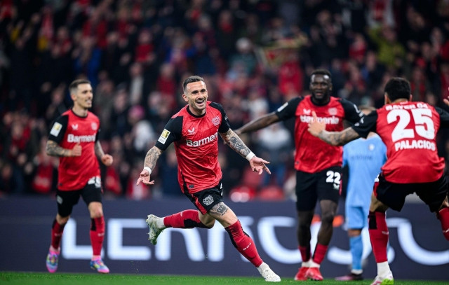 包含勒沃库森客场取胜，扩大领先优势的词条