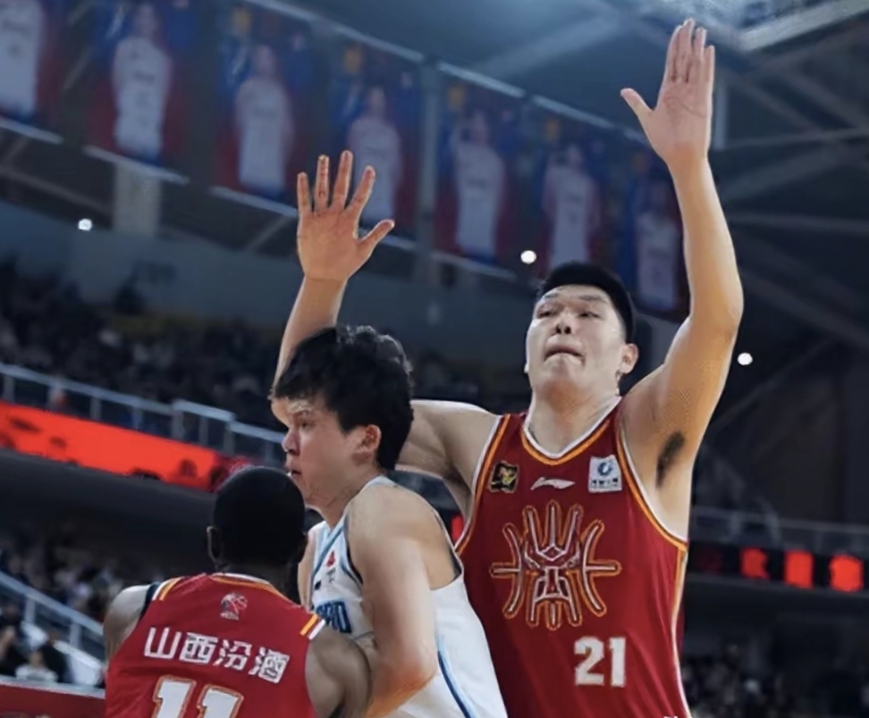 青岛男篮胜负激烈，最终斩获关键胜利