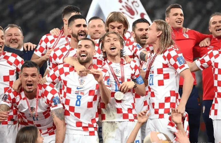 关于捷克主场大胜冰岛，提前锁定晋级名额的信息