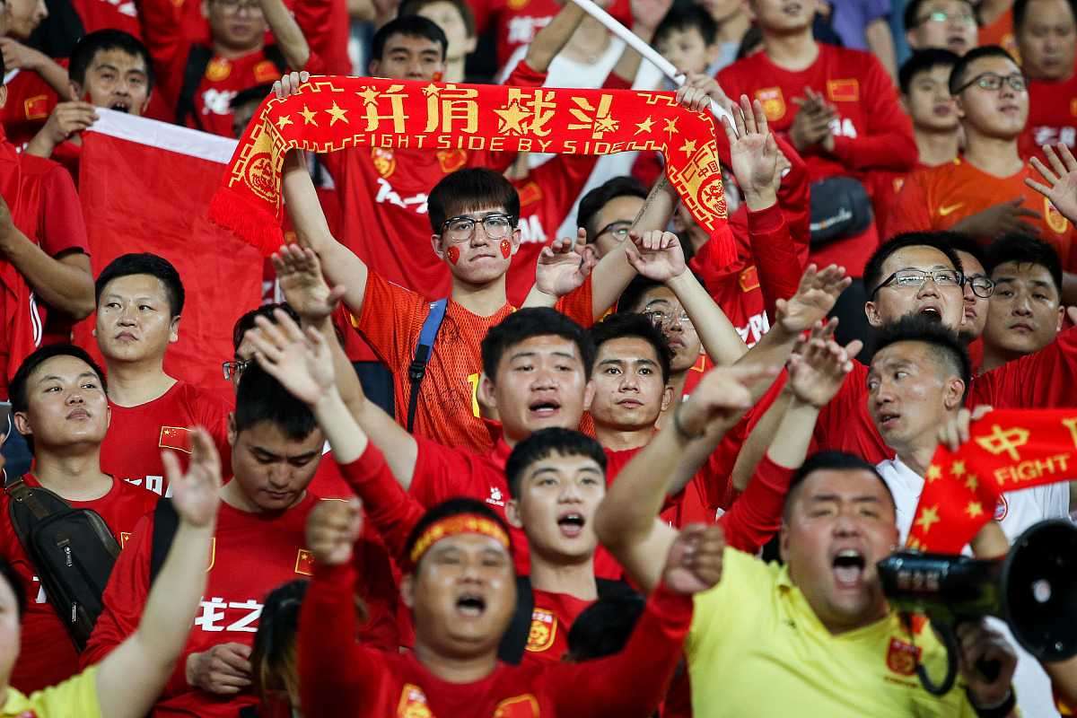 足球赛事精彩纷呈，球迷狂热支持