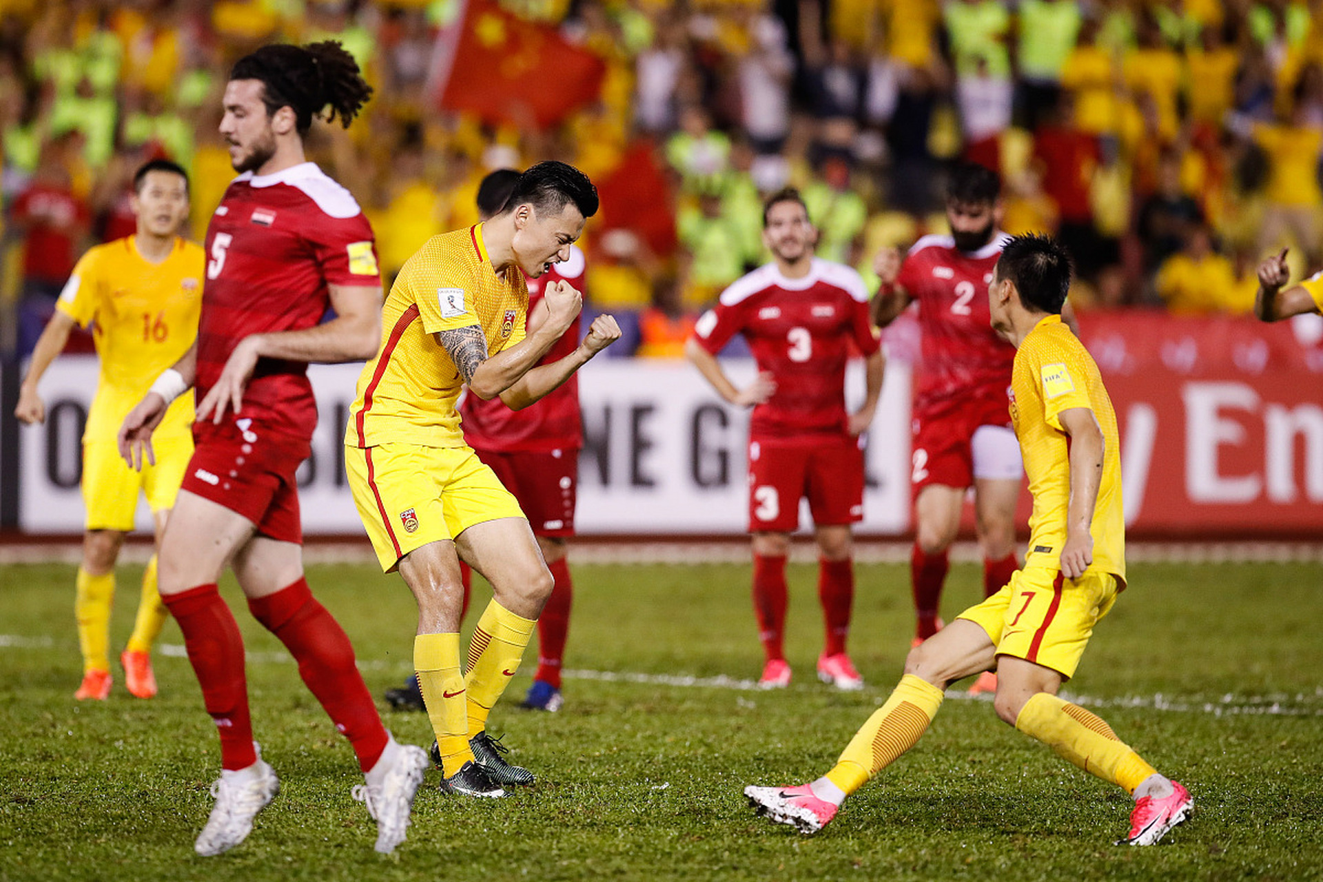 足球比赛中球员表现亮眼，受到瞩目