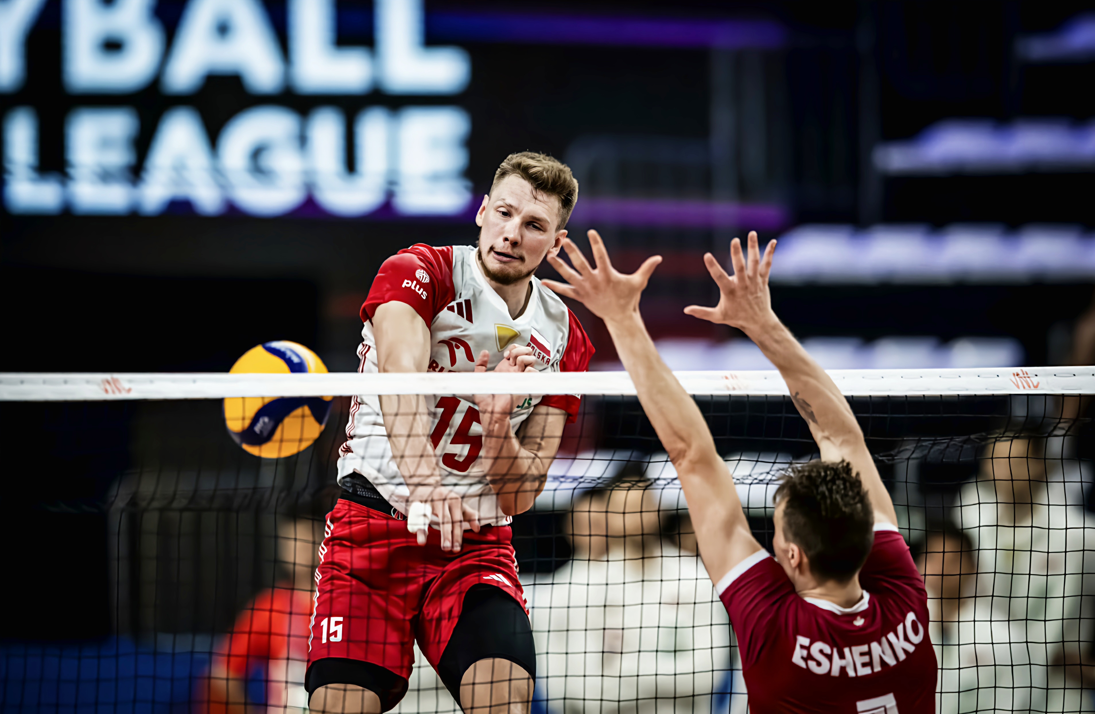 波兰排球队在比赛中展现实力夺冠