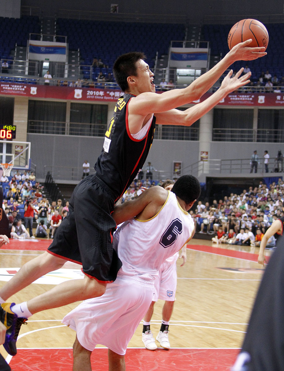 篮球赛场上发生全队配合完美一幕,震撼全场的简单介绍 篮球赛场上发生全队配合完美一幕,震撼全场的简单介绍