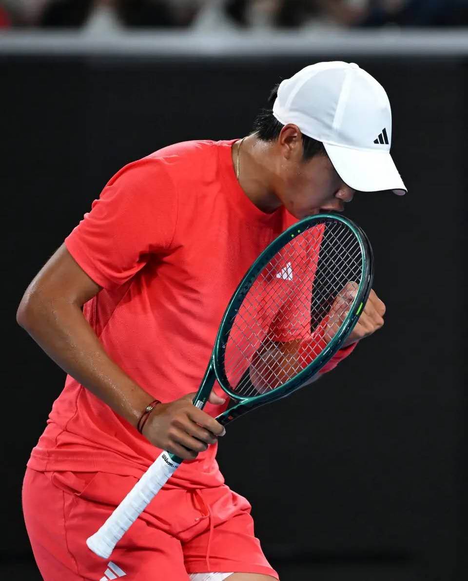 包含西班牙网球队力克德国网球队,费德勒三分雨点燃全场的词条 包含西班牙网球队力克德国网球队,费德勒三分雨点燃全场的词条