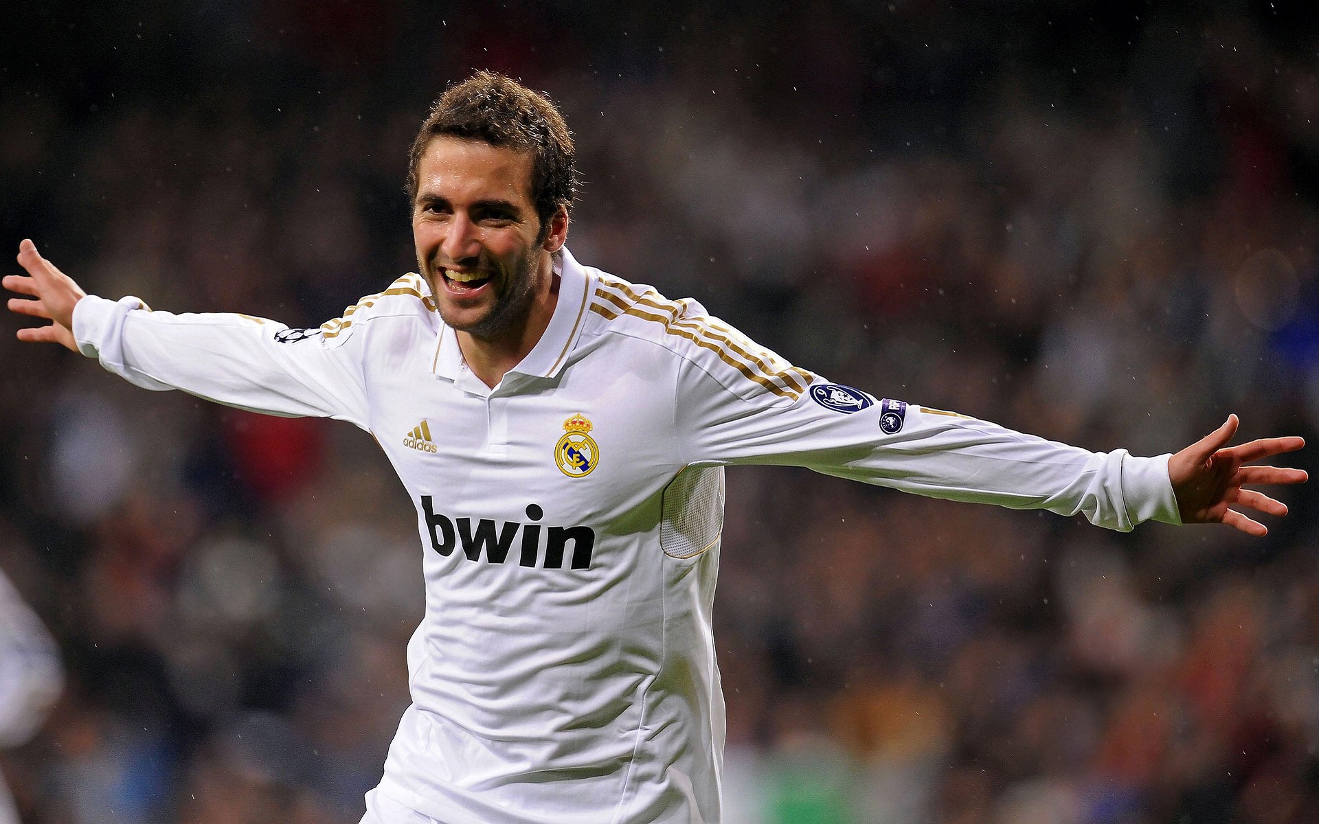 赛道与球场,速度与耐力的双重奏