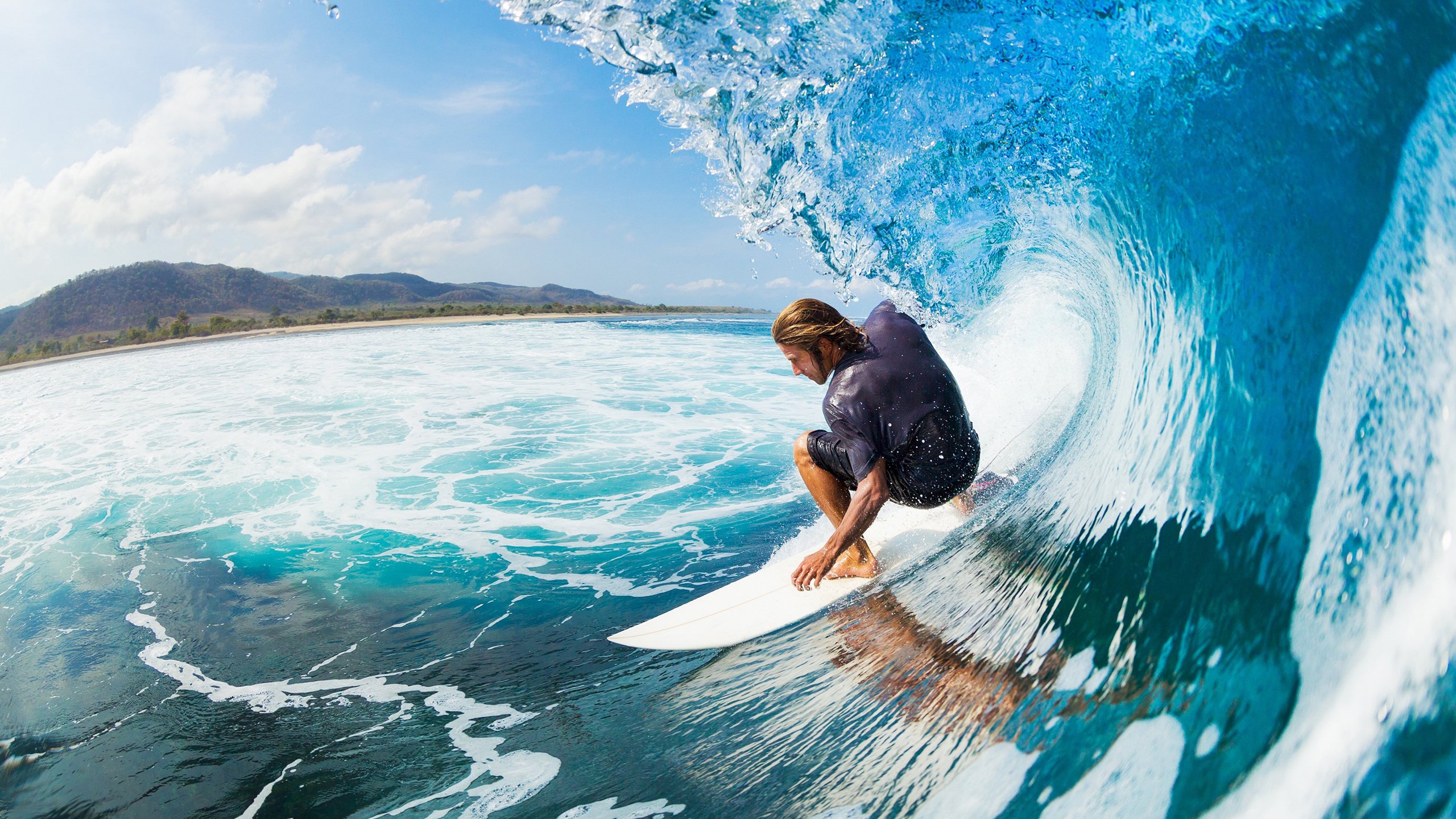 赛道上的逆袭，塞恩斯关键制胜，雷诺力克迈凯伦的战术博弈